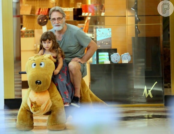 Herson Capri se divertiu com a filha caçula, Sofia, de 4 anos, em shopping da Gávea, Zona Sul do Rio, nesta terça-feira, 5 de fevereiro de 2019