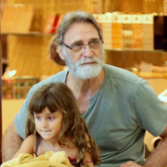 Herson Capri e a filha caçula, Sofia, de 4 anos, se divertiram em shopping da Gávea, Zona Sul do Rio, nesta terça-feira, 5 de fevereiro de 2019