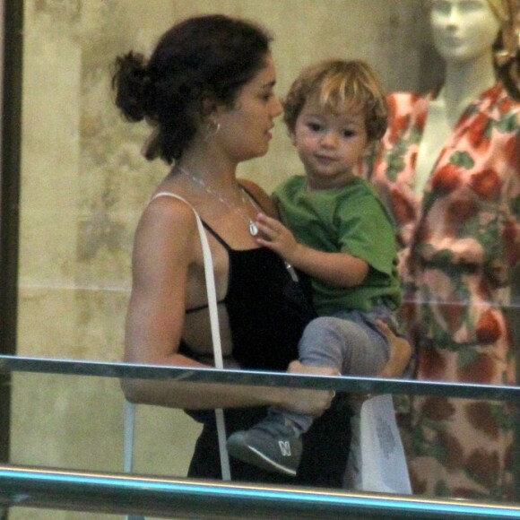 Sophie Charlotte foi fotografada com o filho, Otto, de 2 anos, em shopping do Rio