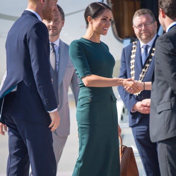 O look verde usado por ela na Irlanda foi reproduzido em desenho pelo artista