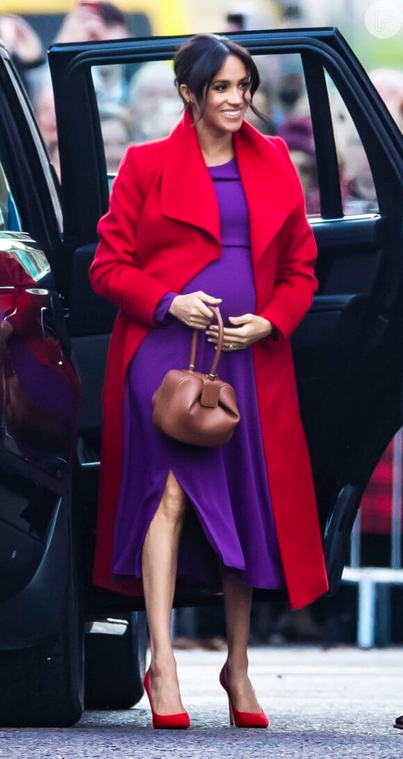 O look vermelho e roxo foi usado pelo artista para um encontro imaginário da duquesa e de Kate Middleton com Princesa Diana