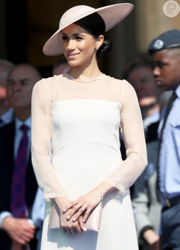 Meghan Markle usou um look rosé em sua estreia como duquesa, em maio de 2018, e ele foi reproduzido pelo artista italiano
