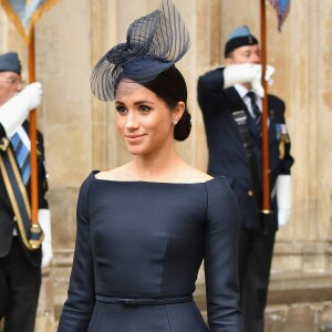 Meghan Markle usou tal look na comemoração do centenário da Força Aérea Real (RAF)