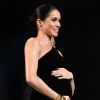 Meghan Markle usou look com ombro único que evidenciou a barriga de grávida 