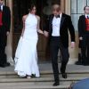 Meghan Markle usou um vestido Stella McCartney na recepção de seu casamento, reproduzido devidamento por AleXsandro Palombo