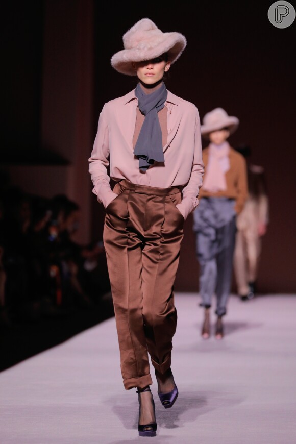Sofisticação! A top usou calça, blusa, lenço e chapéu em tons suaves no desfile de Tom Ford na New York Fashion Week
