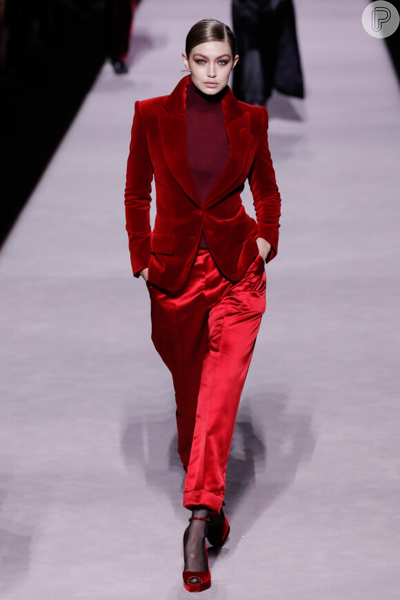 A top Gigi Hadid usou um conjunto estilo alfaiataria em tons de vermelho no desfile de Tom Ford na New York Fashion Week