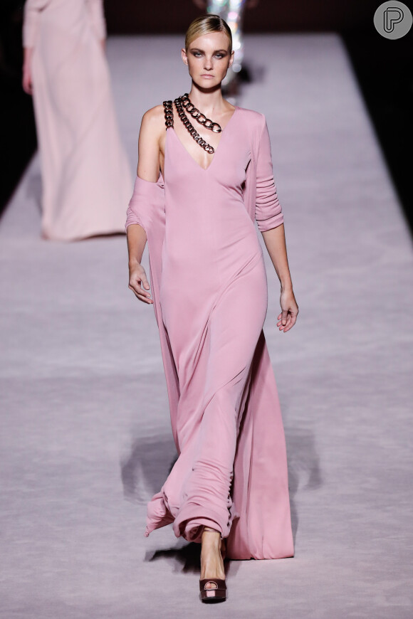 A top brasileira Carol Trentini desfilou um vestido rosa suave com assimetria e caimento fluido - além da aplicação de correntes no desfile de Tom Ford na New York Fashion Week