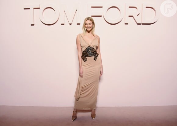 Karlie Kloss usou vestido nude com cinto em animal print para assistir ao desfile de Tom Ford na New York Fashion Week