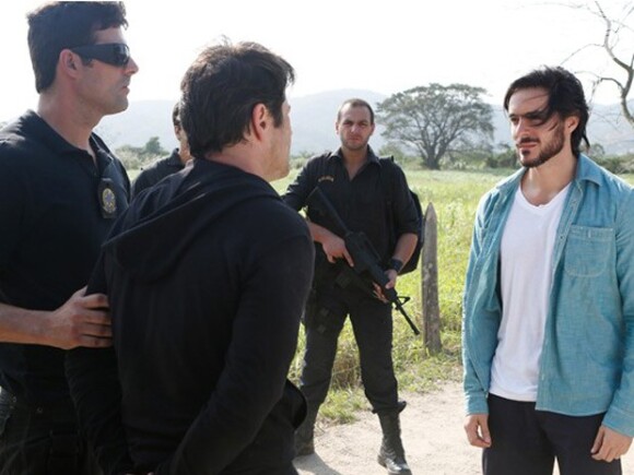 Herval (Ricardo Tozzi) captura Jonas (Murilo Benício), que é preso, em 'Geração Brasil', em 25 de setembro de 2014