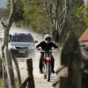 Jonas (Murilo Benício) tenta escapar de moto, mas é perseguido por Herval (Ricardo Tozzi) junto com a polícia, em 'Geração Brasil'