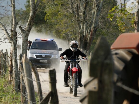 Jonas (Murilo Benício) tenta escapar de moto, mas é perseguido por Herval (Ricardo Tozzi) junto com a polícia, em 'Geração Brasil'