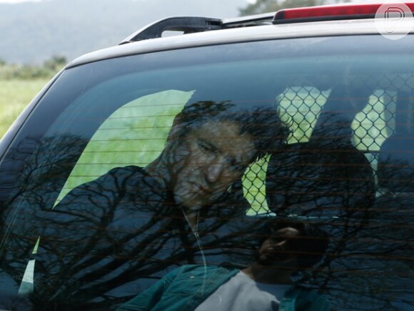 Jonas (Murilo Benício) é algemado e levado para a prisão, em 'Geração Brasil'
