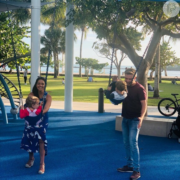 Thais Fersoza e Michel Teló estão curtindo férias com os filhos, Melinda e Teodoro