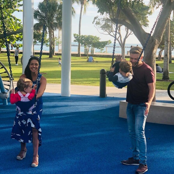 Thais Fersoza e Michel Teló estão curtindo férias com os filhos, Melinda e Teodoro