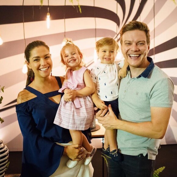 Thais Fersoza e Michel Teló não abrem mão de momentos com os filhos