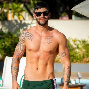 De sunga, Gusttavo Lima exibiu o corpo musculoso em foto na web nesta quinta-feira, 7 de fevereiro de 2018