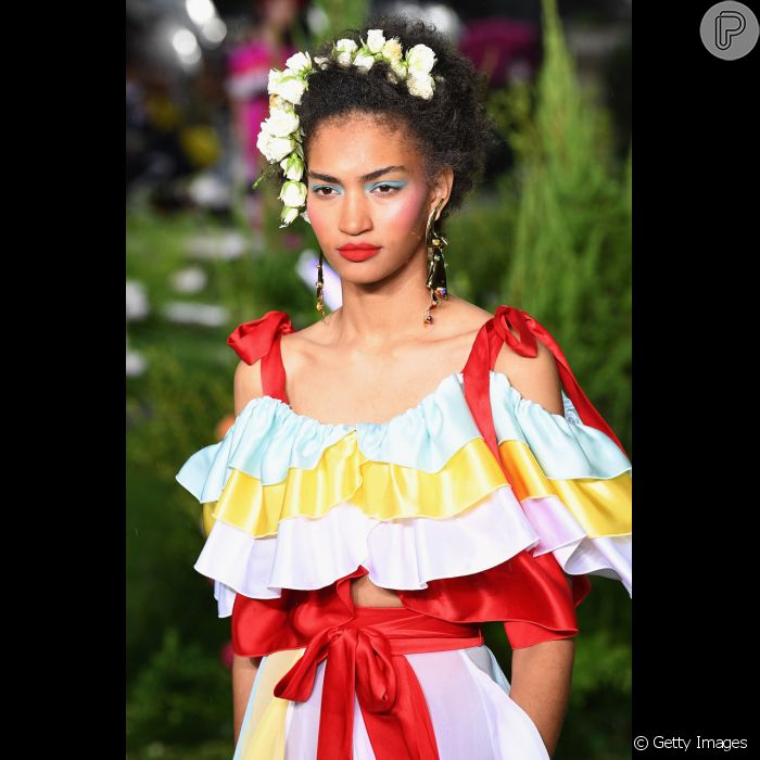 A tiara com flores no cabelo é um clássico para o look de Carnaval