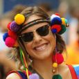 No Carnaval, tiaras e headbands coloridas são práticas pois podem ser usadas nos cabelos soltos