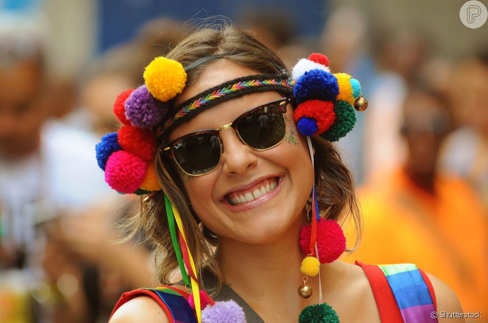 No Carnaval, tiaras e headbands coloridas são práticas pois podem ser usadas nos cabelos soltos