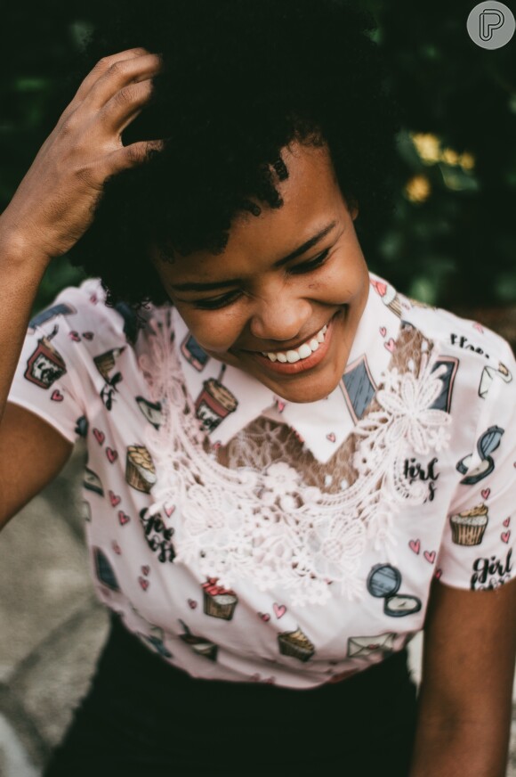 A proposta do low poo é uma forma menos "radical" de lavar o cabelo, já que usa-se o shampoo, mas sem sulfato