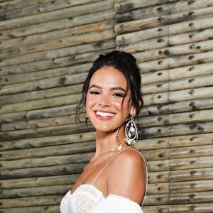 Bruna Marquezine escolheu um desenho com um leão e uma mulher para tatuar no braço