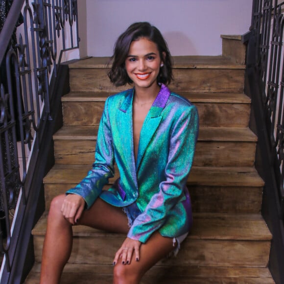 Bruna Marquezine foi questionada se a tatuagem estava doendo e garantiu que não