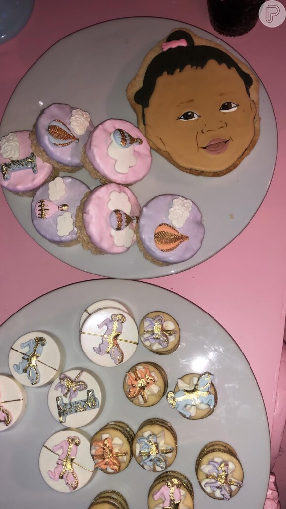 Kylie Jenner fez biscoitos com a cara da filha, Kylie Jenner