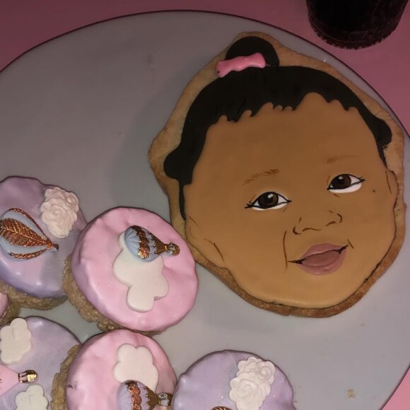 Kylie Jenner fez biscoitos com a cara da filha, Kylie Jenner