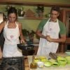 Com a ajuda de Márcio Garcia, Andréa Santa Rosa cozinha receitas saudáveis em coletiva de imprensa realizada no restaurante Capim Santo,  nos Jardins, em São Paulo