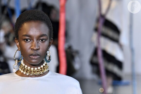 Pérolas no desfile da Adeam Ready to Wear na Nova York Fashion Week: mix de colares e brincos