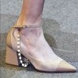 Pérolas no desfile da Adeam Ready to Wear na Nova York Fashion Week: colar de pérolas também no sapato