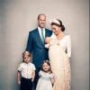 Príncipe William e Kate Middleton se conheceram na universidade e, entre idas e vindas, passaram anos juntos antes dele de um pedido de casamento durante uma viagem de férias na África. Casados há sete anos, eles são pais de George, Charlotte e Louis.