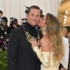 Gisele Bündchen e Tom Brady esbanjam sintonia e parceria: eles se conheceram em um blind date e já estão casados há 9 anos