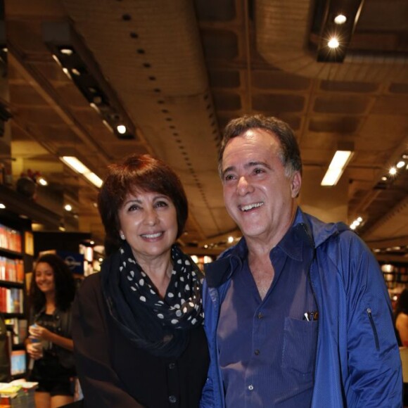 Casado com Lidiane há quase 50 anos, Tony Ramos não contem, ainda hoje, a emoção ao falar da mulher. 'Ela pegou o começo de toda a luta, sabe o que eu penso, como eu penso. A gente se entende só pelo olhar', disse em entrevista recente