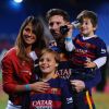 Lionel Messi conheceu Antonella Racuzzo ainda na infância: com 9 anos, ele escrevia cartas para a pretendente, mas o relacionamento só engatou na juventude, depois de um acidente de carro com uma amiga dela: na ocasião, Messi morava na Espanha e foi seu principal apoio