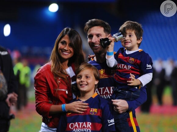 Lionel Messi conheceu Antonella Racuzzo ainda na infância: com 9 anos, ele escrevia cartas para a pretendente, mas o relacionamento só engatou na juventude, depois de um acidente de carro com uma amiga dela: na ocasião, Messi morava na Espanha e foi seu principal apoio