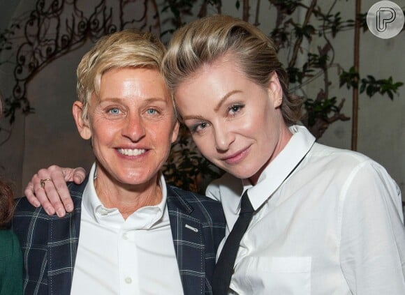 Ellen DeGeneres e Portia Di Rossi estão casadas desde 2008. 'É muito brega dizer isso, mas a verdade é que fico mais apaixonada por Portia a cada minuto. Eu realmente fico. Ela me surpreende o tempo todo', já afirmou a apresentadora em ocasião anterior
