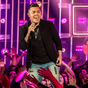 Aos 23 anos, Felipe Araújo posou com filho recém-nascido