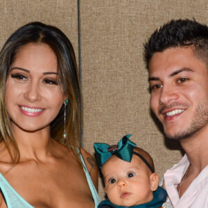 Mayra Cardi e Arthur Aguiar adoram publicar fotos da filha no Instagram