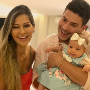 Mayra Cardi, Arthur Aguiar e a filha, Sophia, durante o Natal de 2018