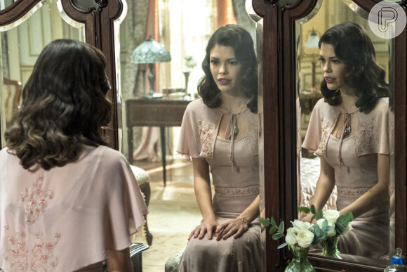 Cris (Vitória Strada) está vivendo como Júlia (Vitória Strada) desde que Isabel (Alinne Moraes) quebrou o portal mágico na novela 'Espelho da Vida'