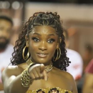 Erika Januza contou ao Purepeople durante ensaio da Grande Rio neste sábado, 16 de fevereiro de 2019, como está sendo seu preparativo para o carnaval, quando vai desfilar na escola e na Vai-Vai: 'Minha preparação é mais cardiovascular'