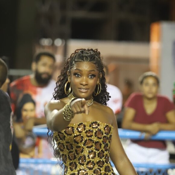 Erika Januza contou ao Purepeople durante ensaio da Grande Rio neste sábado, 16 de fevereiro de 2019, como está sendo seu preparativo para o carnaval, quando vai desfilar na escola e na Vai-Vai: 'Minha preparação é mais cardiovascular'