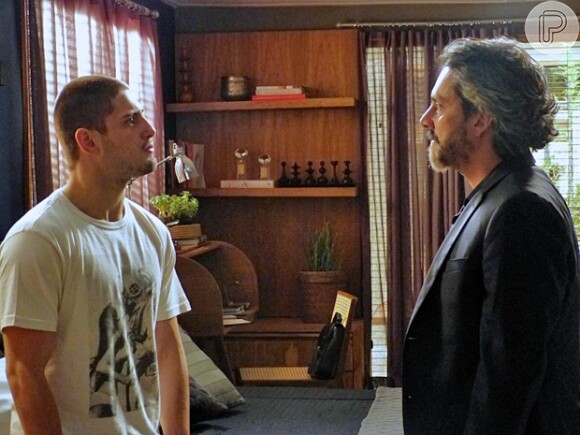 José Alfredo (Alexandre Nero) dá ultimato a João Lucas (Daniel Rocha) na novela 'Império'