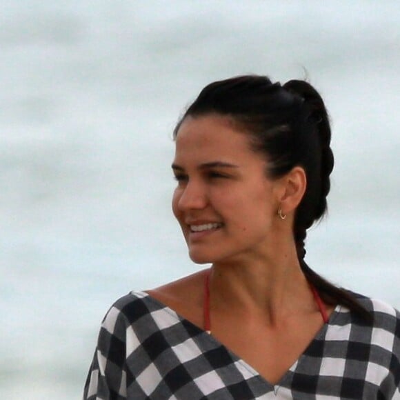 Kyra Gracie é fotografada na praia da Barra da Tijuca, no Rio