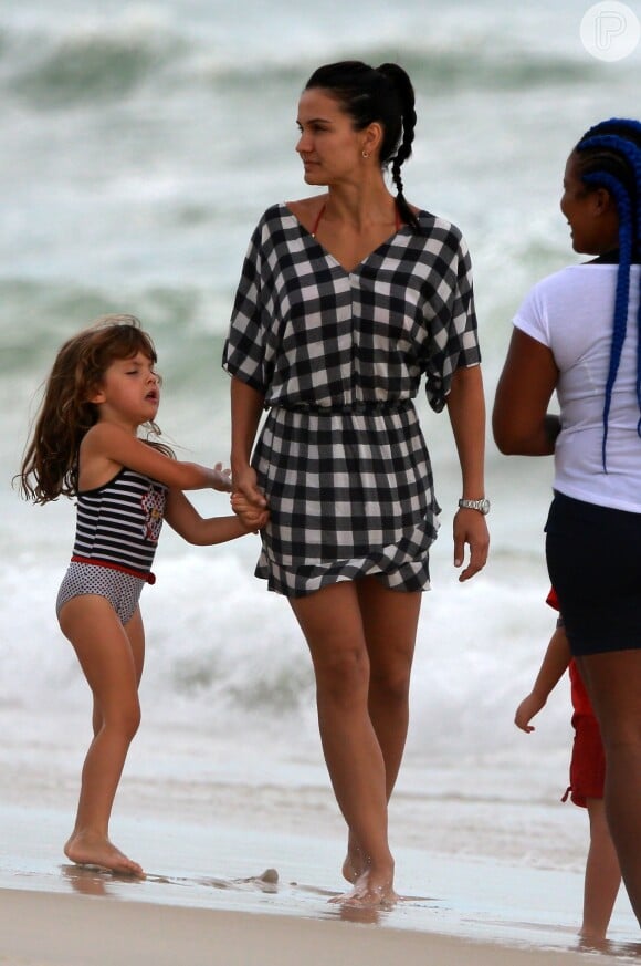 Kyra Gracie curte dia de calor no Rio em praia carioca com a família e amigos