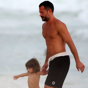 Malvino Salvador brinca com a filha na praia da Barra da Tijuca, no Rio