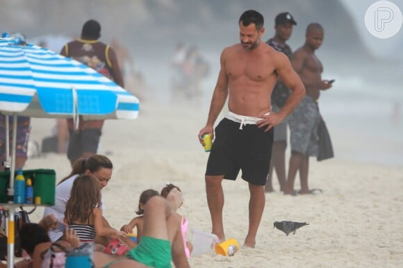 Malvino Salvador se diverte na praia com a família