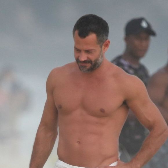 Malvino Salvador se diverte na praia com a família